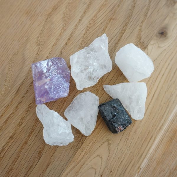 Wassersteine Schutz mit Amethyst, Turmalin und Bergkristall Heilsteinen